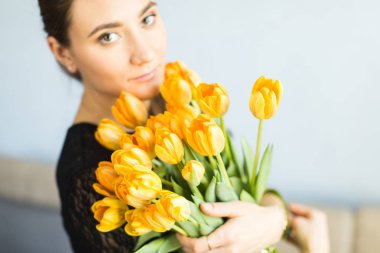 Büyük Sarı laleler demetleri ile kız