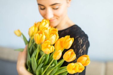 Büyük Sarı laleler demetleri ile kız