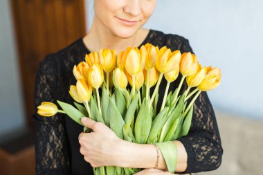 Büyük Sarı laleler demetleri ile kız