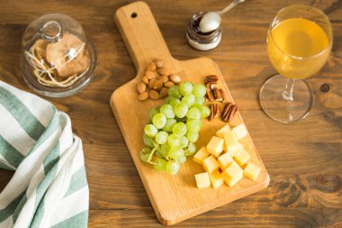 Aperatifler plaka: üzüm, peynir ve fındık