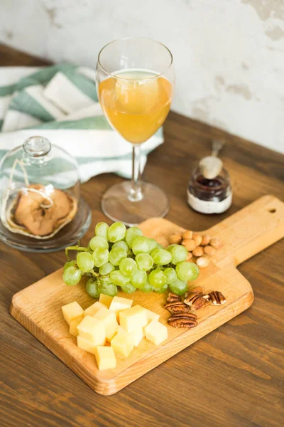 Snacks for wine: grapes, cheese, nuts — Stock Photo, Image