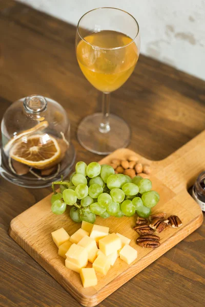 Snacks for wine: grapes, cheese, nuts — Stock Photo, Image