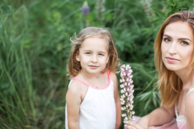 Anne ve kızı çiçek tutuyorsun