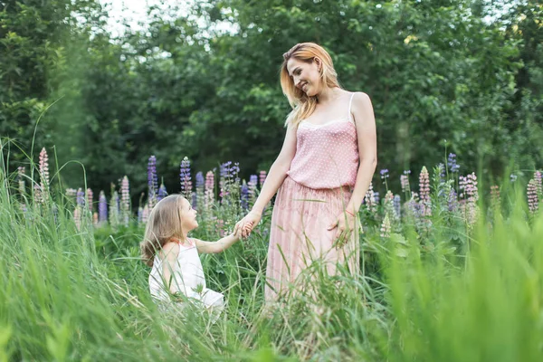 핑크 꽃에 손을 들고 딸과 엄마 — 스톡 사진
