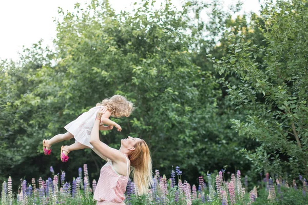 Mamma e figlia stanno giocando in natura — Foto Stock