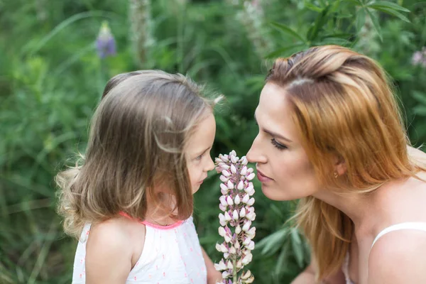 엄마와 딸 꽃을 들고 있다 — 스톡 사진