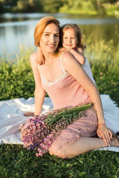 엄마와 딸 호수에 자리에 앉아 있다 — 스톡 사진