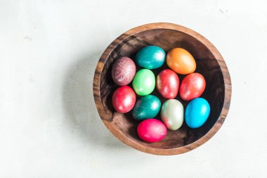 Ahşap kase boyalı yumurta