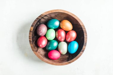 Ahşap kase boyalı yumurta