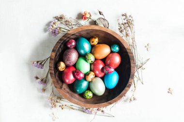 Ahşap kase boyalı yumurta