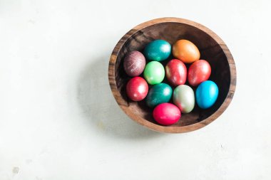 Ahşap kase boyalı yumurta