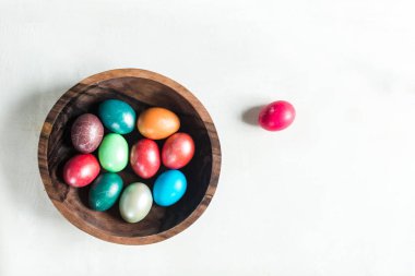 Ahşap kase boyalı yumurta