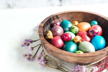 Ahşap kase boyalı yumurta