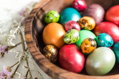 Ahşap kase boyalı yumurta