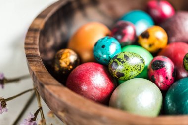 Ahşap kase boyalı yumurta