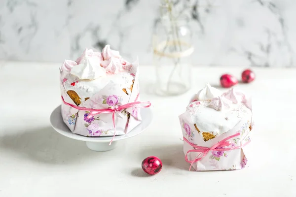 Pastel de pascua con merengue en plato — Foto de Stock