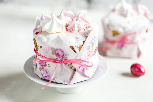 Pastel de pascua con merengue en plato — Foto de Stock