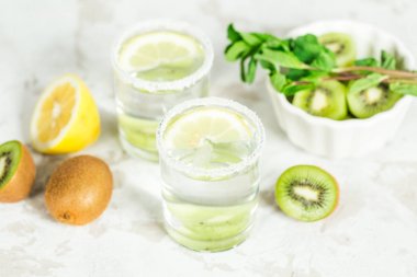 meyve kivi ve nane ile içmek