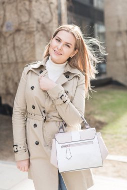 şehirde montlu genç kadın yürüyor