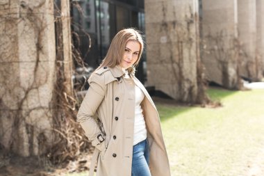 şehirde montlu genç kadın yürüyor