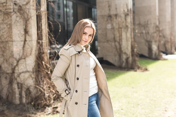 Молодая женщина в пальто прогулки по городу — стоковое фото