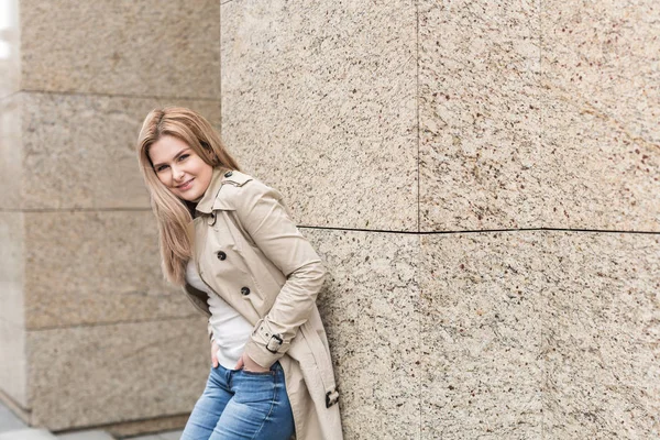 Fiatal nő kabát séták a városban — Stock Fotó