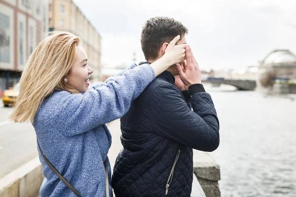 Dívka se zavře oči jejího přítele k datu — Stock fotografie