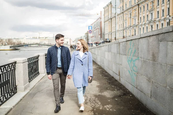 Mladý kluk a dívka objetí na pozadí bridge — Stock fotografie