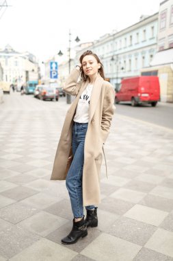 Kız Moskova şehir yürüyüş