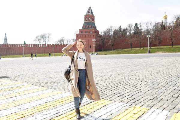 Молода жінка гуляє з Москви, на Червоній площі — стокове фото