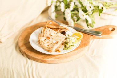 Romantik kahvaltı krep ile