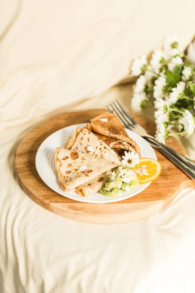 Romantik kahvaltı krep ile — Stok fotoğraf
