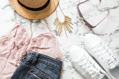 Yazlık Giysiler, şapka, şort, spor ayakkabı