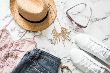 Yazlık Giysiler, şapka, şort, spor ayakkabı