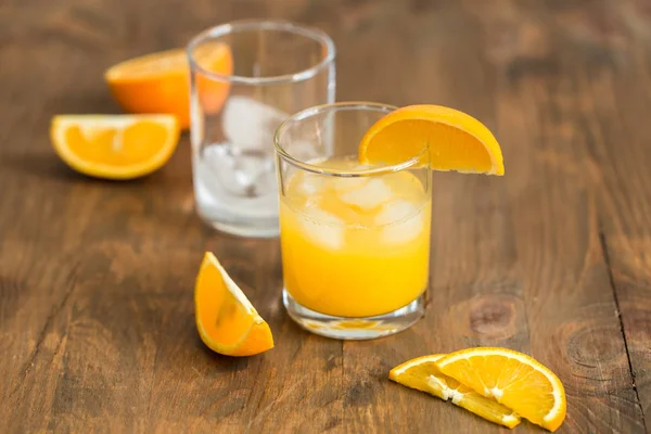Suco de laranja espremido e gelo — Fotografia de Stock
