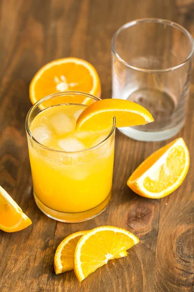 Стиснутий апельсиновий сік і лід — стокове фото
