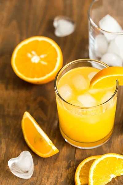 압착된 오렌지 주스와 얼음 — 스톡 사진