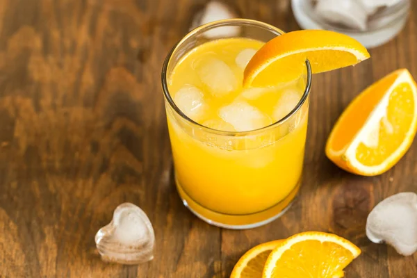 Suco de laranja espremido e gelo — Fotografia de Stock