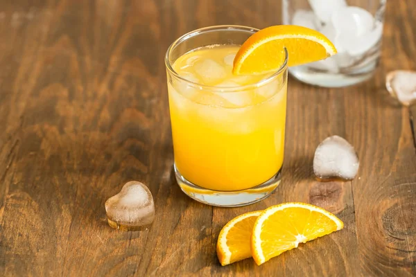 압착된 오렌지 주스와 얼음 — 스톡 사진