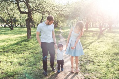Mutlu aile yaz aylarında parkta bir yürüyüş üzerinde