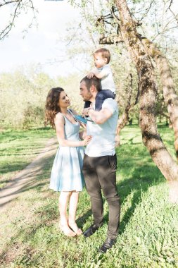 Mutlu aile yaz aylarında parkta bir yürüyüş üzerinde