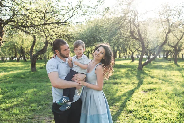 Bonne famille lors d'une promenade dans le parc en été — Photo