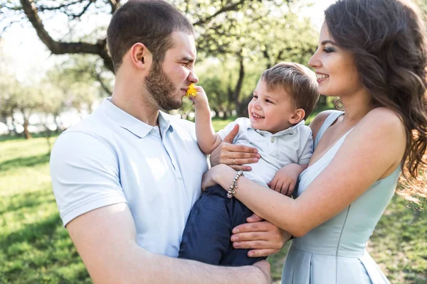 Bonne famille lors d'une promenade dans le parc en été — Photo