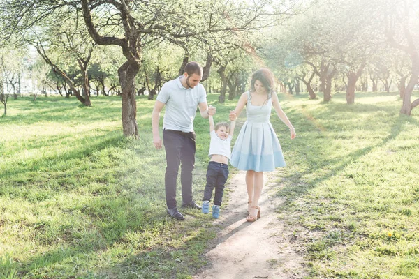 Famiglia felice in una passeggiata nel parco in estate — Foto Stock
