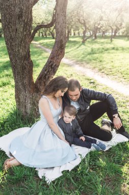 Mutlu aile yaz aylarında parkta bir yürüyüş üzerinde