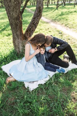 Mutlu aile yaz aylarında parkta bir yürüyüş üzerinde