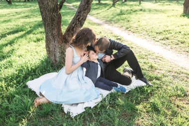 Mutlu aile yaz aylarında parkta bir yürüyüş üzerinde