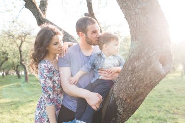 Mutlu aile yaz aylarında parkta bir yürüyüş üzerinde