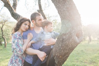 Mutlu aile yaz aylarında parkta bir yürüyüş üzerinde