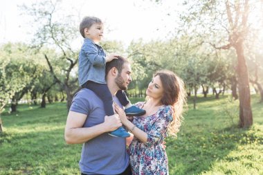 Mutlu aile yaz aylarında parkta bir yürüyüş üzerinde